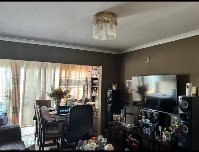 2 BEDROOM FLAT FOR SALE IN CAVERSHAM GLEN